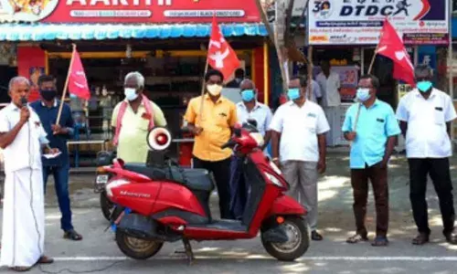 பெட்ரோல், டீசல் விலை உயர்வைக் கண்டித்து  பரமத்திவேலூரில் ஆர்ப்பாட்டம்
