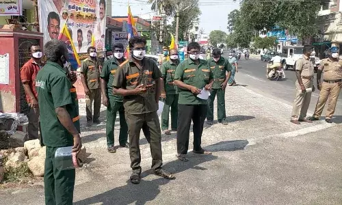 திருச்செங்கோட்டில் கேஸ் சிலிண்டர் டெலிவரி  தொழிலாளர்கள் ஆர்ப்பாட்டம்