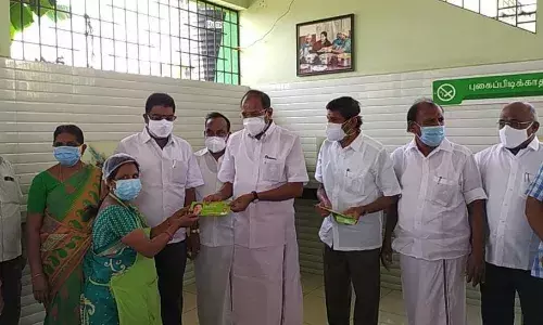 பள்ளிபாளையம் அம்மா உணவக ஊழியர்களுக்கு உதவித்தொகை வழங்கிய குமாரபாளையம் எம்.எல்.ஏ