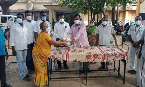கொரோனா முன்களப் பணியாளர்களுக்கு  நிவாரண பொருட்கள் வழங்கல்