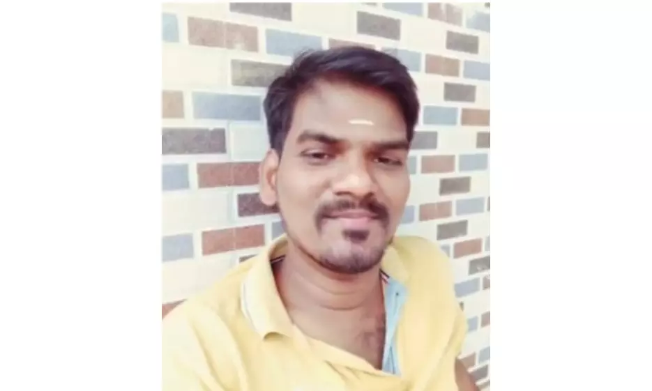 இருசக்கர வாகனத்தின் மீது லாரி மோதல்: தலை நசுங்கி வாலிபர் உயிரிழப்பு இருசக்கர வாகனத்தின் மீது லாரி மோதல்: தலை நசுங்கி வாலிபர் உயிரிழப்பு