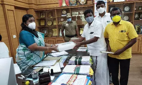 கொரோனா தடுப்பூசிகளை அதிகப்படுத்தக்கோரி நாமக்கல் ஆட்சியரிடம் திமுக சார்பில் மனு