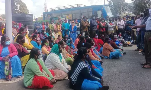 சம்பளம் நிலுவை: உதகையில் ஒப்பந்த தூய்மைப்பணியாளர்கள் போராட்டம்