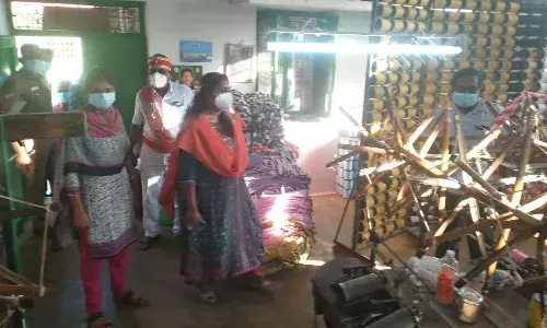 குமாரபாளையம் விசைத்தறி கூடங்களில் நாமக்கல் மாவட்ட ஆட்சியர் ஆய்வு