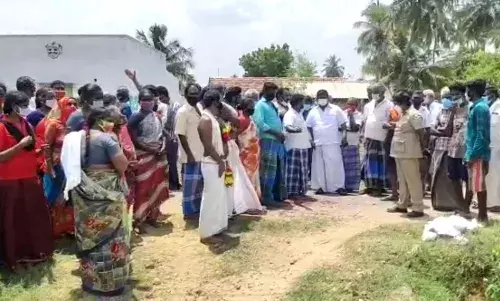 சேலம்: வழித்தட பிரச்சினையில் சடலத்தை சாலையில் வைத்து உறவினர்கள் போராட்டம்