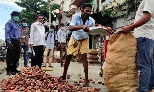 வேலூர் மாநகராட்சி மண்டித்தெரு, லாங்கு பஜாரில் நடைபாதை ஆக்கிரமிப்புகள் அகற்றம்