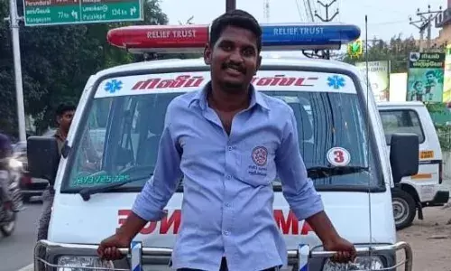 சினிமாவை மிஞ்சிய ரியல் ஹீரோ- உயிரை பணயம் வைத்து பச்சிளம் குழந்தையை காப்பாற்றிய ஆம்புலன்ஸ் டிரைவர்