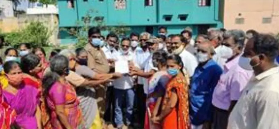 குடியாத்தத்தில் குடியிருப்பு பகுதியில் டாஸ்மாக் கடை திறக்க பொதுமக்கள் எதிர்ப்பு குடியாத்தத்தில் குடியிருப்பு பகுதியில் டாஸ்மாக் கடை திறக்க பொதுமக்கள் எதிர்ப்பு