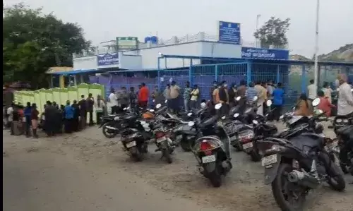 ஓசூர் மாநகராட்சியில் தடுப்பூசி முகாம் - அதிகாலையில் ஆர்வத்துடன் மக்கள் காத்திருப்பு