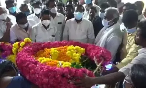 பொன்னேரி காங்கிரஸ் சட்டமன்ற உறுப்பினர் தந்தை மரணம் -சட்டமன்ற, நாடாளுமன்ற உறுப்பினர்கள் நேரில் அஞ்சலி!