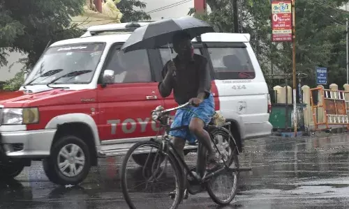 விடியவிடிய சாரல் மழை - குளிர்ந்து போனது மஞ்சள் நகரம்