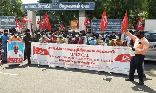 பெட்ரோல் விலை உயர்வு - சேலத்தில் இந்திய தொழிற்சங்க மையத்தினர் ஆர்ப்பாட்டம்
