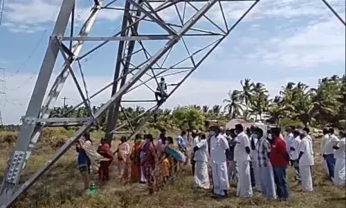 இழப்பீடு தராமல் மின்கோபுரப்பணிகள் - உடுமலை அருகே விவசாயிகள் போராட்டம்