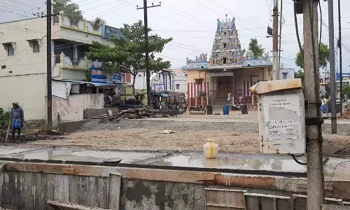 திருச்சி மாநகராட்சி ஒப்பந்ததாரர்களால்  அலைக்கழிக்கப்படும் வாகன ஓட்டிகள்