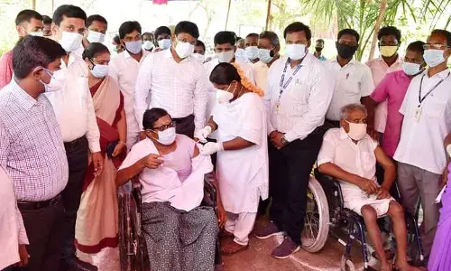 மாற்றுத் திறனாளிகள் தடுப்பூசி முகாமில் ஆட்சியர் ஆய்வு
