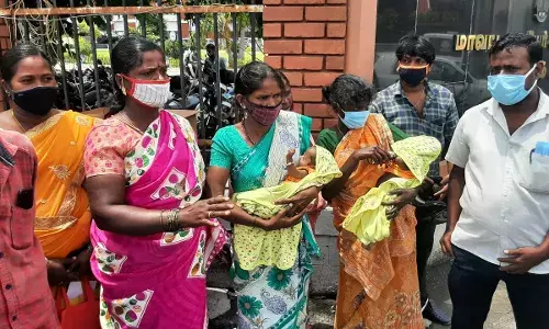 சேலம்: இரட்டை பெண் குழந்தைகளை பிரசவித்த தாய் மரணம் - நர்ஸ் மீது புகார் கூறி கலெக்டரிடம் உறவினர்கள் மனு