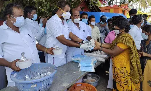ஊரடங்கால் பாதித்த மக்களுக்கு மதிய உணவு திட்டம் - எஸ்.பி.வேலுமணி துவக்கி வைத்தார்