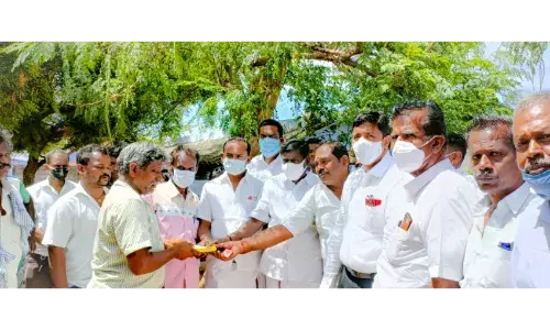 குளத்தில் மூழ்கி உயிரிழந்த குழந்தைகளின் குடும்பங்களுக்கு நிவாரண உதவி.
