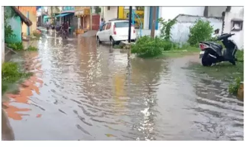 பூட்டுதாக்கு ஊராட்சி தெருக்களில் தேங்கியிருக்கும் மழைநீர்