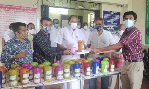 பள்ளிபாளையம்: அரசு மருத்துவமனைக்கு உபகரணங்கள்  வழங்கிய ஈரோடு சிறகுகள் அமைப்பு