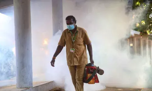 நாகர்கோவில்: தடுப்பூசி மையங்களில் கொசுமருந்து அடிக்கும் பணி