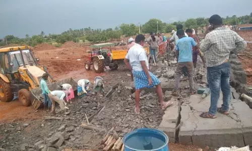 பாலகோட்டில் மழைக்கு இடிந்து விழுந்த குளிர்பதன கிடங்கு