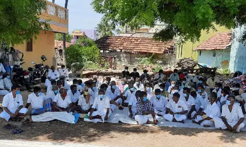 விவசாயியை தாக்கியவர்களை கைது செய்யக் கோரி முற்றுகை போராட்டம் விவசாயியை தாக்கியவர்களை கைது செய்யக் கோரி முற்றுகை போராட்டம்