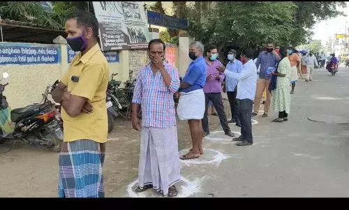 மயிலாடுதுறையில் கொரோனா தடுப்பூசி போட  நீண்ட வரிசையில் காத்திருந்த மக்கள்