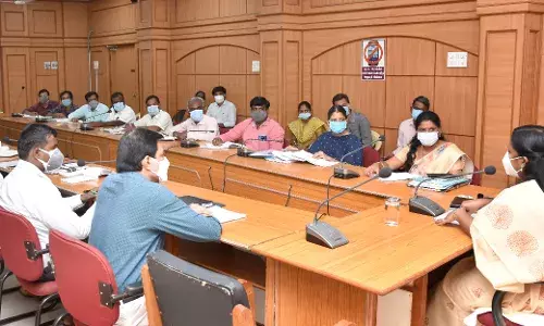 அரசு திட்டங்கள் பயனாளிகளை சென்றடைய  பணியாற்றுங்கள்:  அதிகாரிகளுக்கு கலெக்டர் அறிவுறுத்தல்
