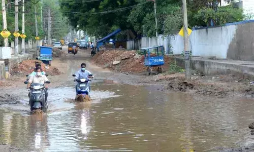வேலூர் சத்துவாச்சாரியில் மழை நீர்  தேங்கி நிற்பதால்  பொதுமக்கள் அவதி