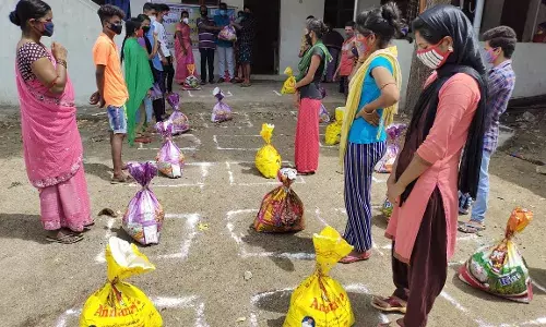 புலம் பெயர்ந்த தொழிலாளர்களுக்கு தொண்டு நிறுவனம்  நிவாரண உதவி வழங்கல்.