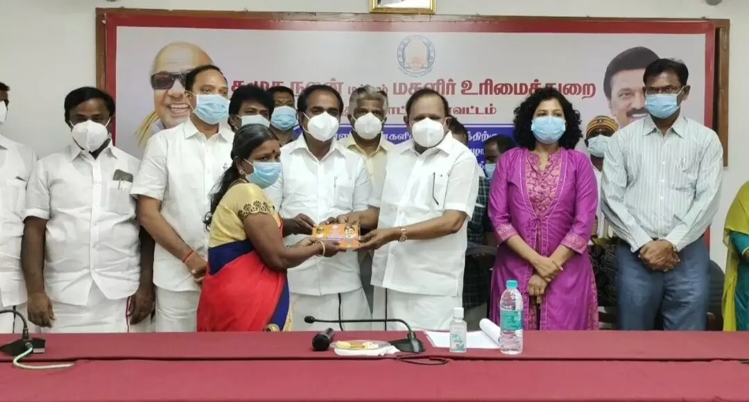 தங்கத்திற்கு பெண்களிடம் மவுசு அதிகம் : அதேபோன்று தமிழக முதல்வருக்கு பெண்கள் மத்தியில் மவுசு தங்கத்திற்கு பெண்களிடம் மவுசு அதிகம் : அதேபோன்று தமிழக முதல்வருக்கு பெண்கள் மத்தியில் மவுசு