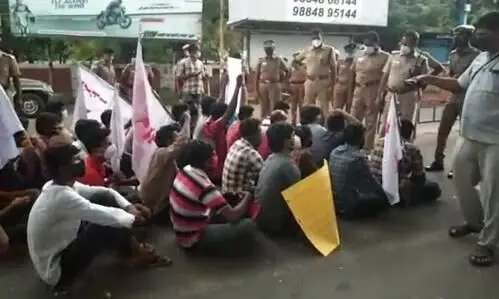 காப்பகத்தில் குழந்தைகளை விற்பனை செய்தவர்கள் மீது நடவடிக்கை கோரி மதுரையில் மறியல்: 30 பேர் கைது காப்பகத்தில் குழந்தைகளை விற்பனை செய்தவர்கள் மீது நடவடிக்கை கோரி மதுரையில் மறியல்: 30 பேர் கைது