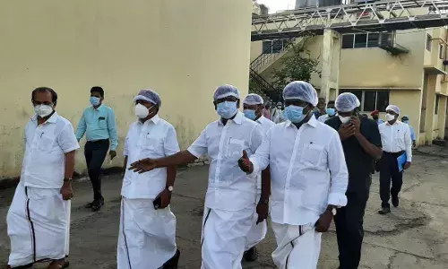 சேலம் ஆவின் பாலகங்கள், பால் பண்ணையில் அதிகாலை நேரத்தில் அமைச்சர் நாசர் ஆய்வு