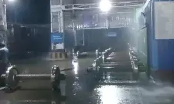 ஜோலார்பேட்டை சரக்கு ரயில் பணிமனையில்  மேற்கூரை பழுதடைந்துள்ளது