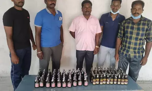 நாட்றம்பள்ளி அருகே  கள்ளத்தனமாக மது பாட்டில்களை விற்ற இருவர் கைது