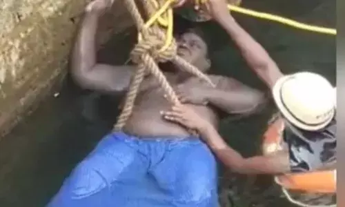தசைப்பிடிப்பு  காரணமாக கிணற்றில் சிக்கியவரை, தீயணைப்பு துறையினர் மீட்பு