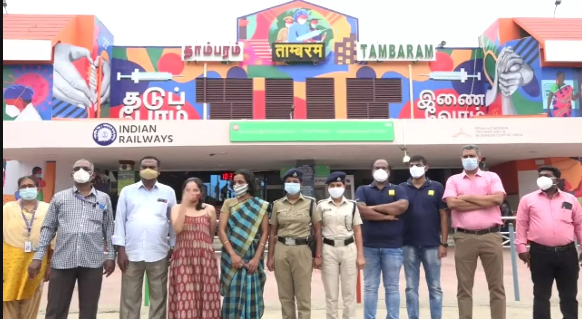தடுப்பூசி விழிப்புணர்வு: தாம்பரம் ரயில் நிலைய முகப்பு பகுதியில் ஓவியம் தடுப்பூசி விழிப்புணர்வு: தாம்பரம் ரயில் நிலைய முகப்பு பகுதியில் ஓவியம்