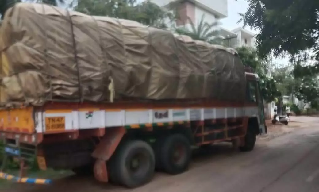 லாரியில் ரேசன் அரிசி மூட்டையை கடத்தி வந்தவர் கைது லாரியில் ரேசன் அரிசி மூட்டையை கடத்தி வந்தவர் கைது