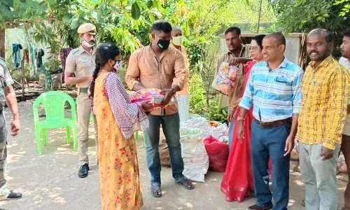 மலைவாழ் மக்களுக்கு கொரோனா நிவாரண உதவி:  அரசு கலைக்கல்லூரி முதல்வர் வழங்கினார்