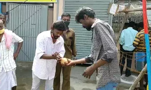 கோவையில் டாஸ்மாக் கடைகள் திறப்பு - பட்டாசு வெடித்து மதுப்பிரியர்கள் கொண்டாட்டம்