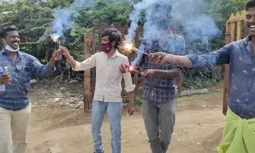 கோவையில் டாஸ்மாக் கடைகள் திறப்பு - பட்டாசு வெடித்து மதுப்பிரியர்கள் கொண்டாட்டம்