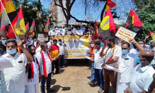 ஈரோட்டில் பெட்ரோல், டீசல் விலை உயர்வை கண்டித்து தேமுதிகவினர் ஆர்ப்பாட்டம் ஈரோட்டில் பெட்ரோல், டீசல் விலை உயர்வை கண்டித்து தேமுதிகவினர் ஆர்ப்பாட்டம்