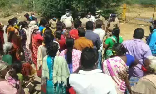 எடப்பாடி அருகே டாஸ்மாக் மதுக்கடை திறக்க எதிர்ப்பு தெரிவித்து பெண்கள் ஆர்ப்பாட்டம்