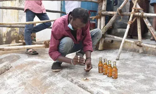 மதுக்கடை திறப்பு: சரக்கு பாட்டில்களுக்கு சூடம் ஏற்றிய குடிமகன்கள்