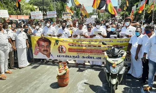 பெட்ரோல், கேஸ் விலை உயர்வை கண்டித்து சேலத்தில் தேமுதிகவினர் ஆர்ப்பாட்டம்