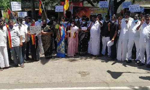 காஞ்சிபுரத்தில் பெட்ரோல், டீசல் விலை  உயர்வை கண்டித்து தேமுதிக சார்பில் கண்டன ஆர்ப்பாட்டம் காஞ்சிபுரத்தில் பெட்ரோல், டீசல் விலை  உயர்வை கண்டித்து தேமுதிக சார்பில் கண்டன ஆர்ப்பாட்டம்