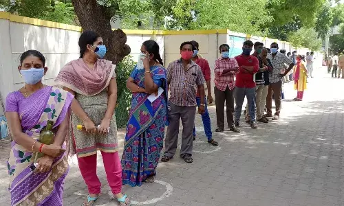 ஈரோடு மாவட்டத்தில் 3ம் நாளாக  தொடரும் தடுப்பூசி தட்டுப்பாடு- பொதுமக்கள் ஏமாற்றம்