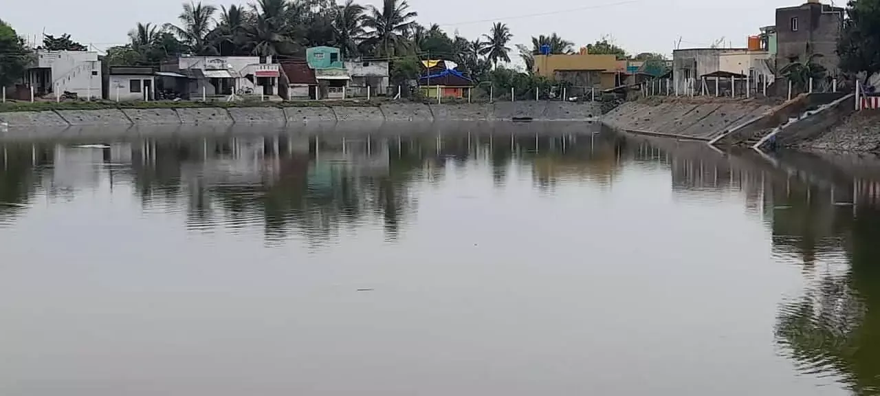 கழிவுநீரை குளத்தில் விடும் குடியிருப்பு வாசிகள் - கிராம மக்கள் புகார்