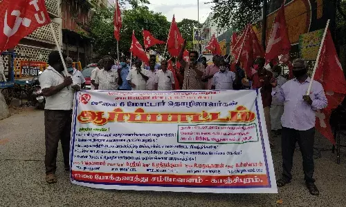 ஊரடங்கு காலங்களில் சாலைவரி , இன்சூரன்ஸ் விலக்கு அளிக்க கோரி, மோட்டார் தொழிலாளர் சங்கத்தினர் ஆர்ப்பாட்டம்